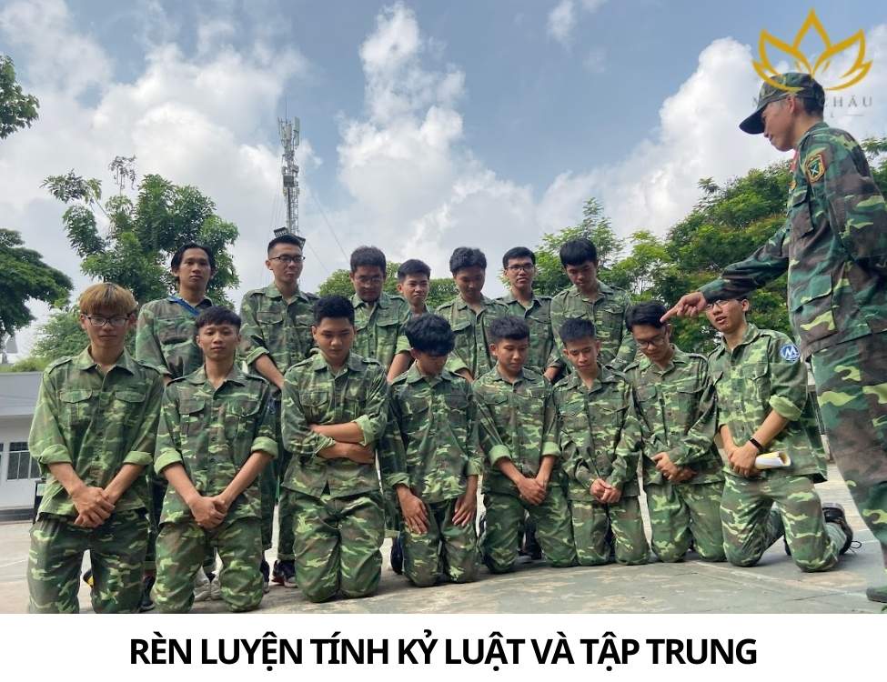 sinh viên đi học quân sự có được dùng điện thoại không