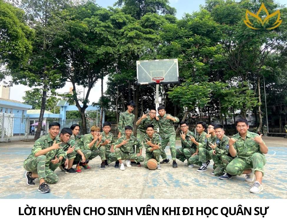 sinh viên đi học quân sự có được dùng điện thoại không